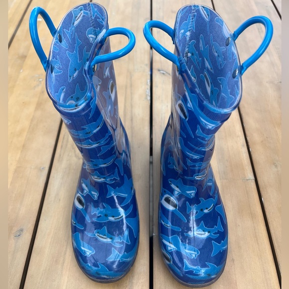 Cruz Kiks Youth Rubber Rain Boots with Shark Pattern - Picture 2 of 5
